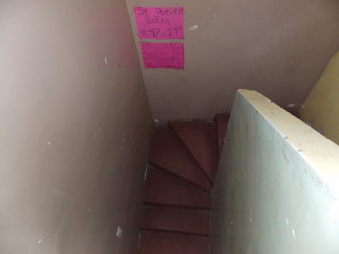 La escalera, un lugar sumamente peligroso y empinado para las jóvenes madres y los pequeños