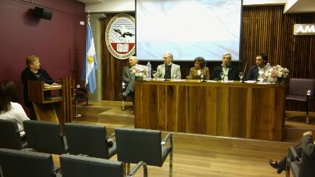 La mesa acadÃ©mica conformada por autoridades de la UNCuyo, Gobierno y AMProS
