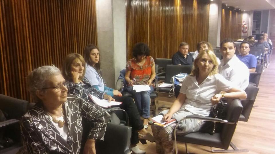 Marta Fracapani, directora del Programa, atenta a la disertación de la doctora Arreghini