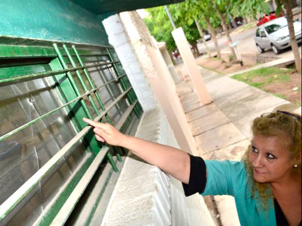 Graciela Pini muestra los orificios de bala que quedaron en la pared del centro de salud cuando hirieron al niño de 10 años