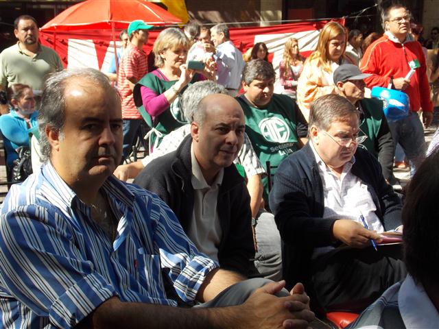 Nutrido grupo de concurrentes a la asamblea