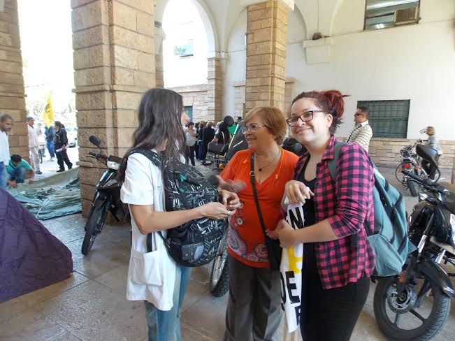 La doctora Gladys Velázquez dialoga con colegas al llegar a Casa de Gobierno 