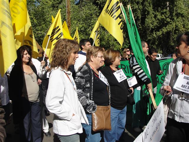 Integrantes de AMPROS frente al Palacio Judicial