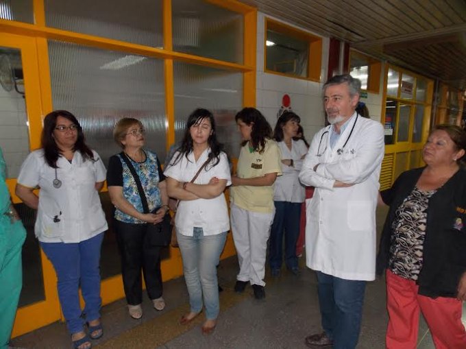 Un grupo de profesionales frente a la Dirección del nosocomio aguardan la reunión