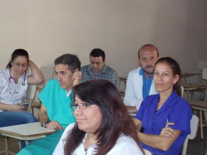 El doctor Gonzalo Nalda y los profesionales reunidos en el salón B