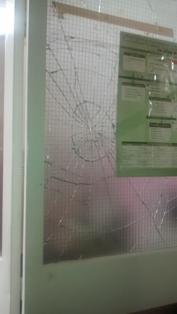 Los vidrios rotos en diferentes hechos de violencia muestran la inseguridad que padece el microhospital