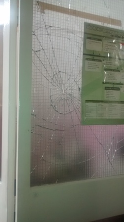 Los vidrios rotos en diferentes hechos de violencia muestran la inseguridad que padece el microhospital