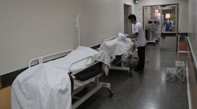 Las pacientes son atendidas en los pasillos