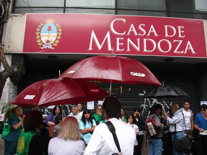 Nuestros colegas de Capital Federal, presentes en la movilizaciÃ³n de FESPROSA, en apoyo a Mendoza